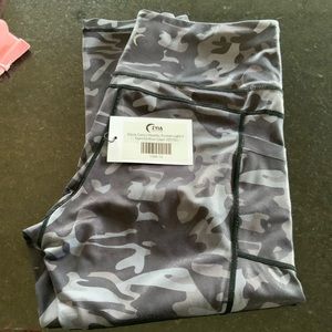 Black Camo Metallic Pocket Light n Tight Hi-Rise Capri 20"